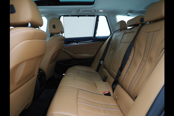 BMW 5 Serie Touring 530e xDrive | Panoramadak | Leder | Sfeerlicht | Carplay | Camera | Stoelverwarming