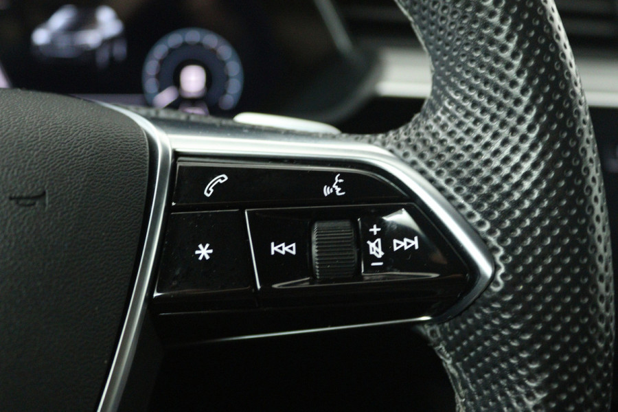 Audi e-tron 55 quattro S edition 95 kWh (TREKHAAK, B&O SOUND, SOH 92%, STOEL/STUUR VERWARMING, CRUISE ADAPTIEF, ELEKTR STOELEN)