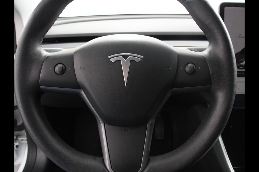 Tesla Model 3 Standard RWD Plus 60 kWh Panorama dak Navigatie Leder Parkeersensoren Camera 19" Sport Wheels
