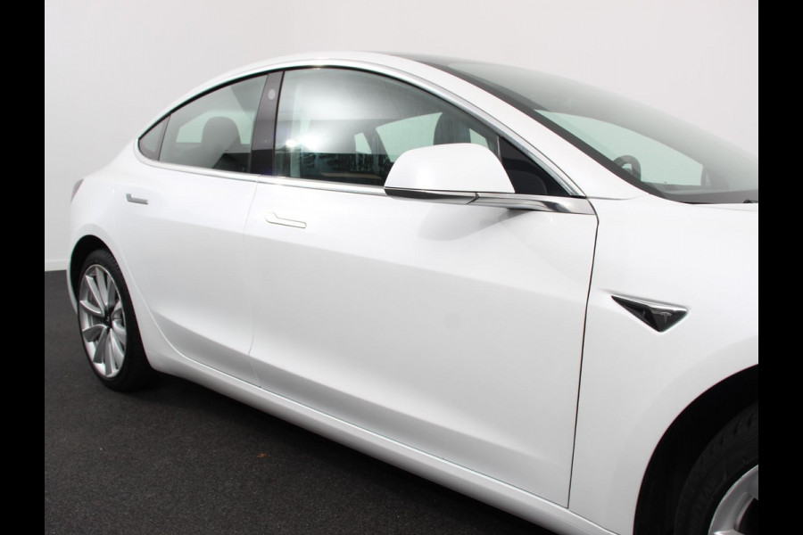 Tesla Model 3 Standard RWD Plus 60 kWh Panorama dak Navigatie Leder Parkeersensoren Camera 19" Sport Wheels