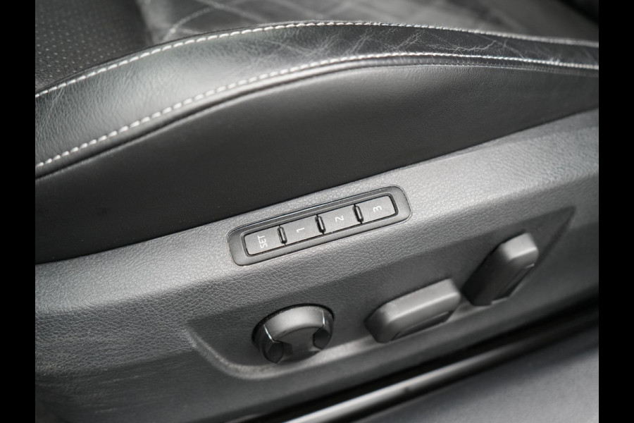 Škoda Superb Combi 1.4 TSI iV Sportline Business Plug In Hybrid 218pk Dealer O.H. PHEV | Trekhaak Af Fabriek | Adaptive Cruise | 360 Camera | Canton Audio | Alcantara Sportstoelen Memory & Verwarmd | Sfeerverlichting | Stuur Verwarmd | Keyless | Crystal LED | DAB |