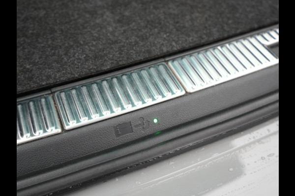 Škoda Superb Combi 1.4 TSI iV Sportline Business Plug In Hybrid 218pk Dealer O.H. PHEV | Trekhaak Af Fabriek | Adaptive Cruise | 360 Camera | Canton Audio | Alcantara Sportstoelen Memory & Verwarmd | Sfeerverlichting | Stuur Verwarmd | Keyless | Crystal LED | DAB |