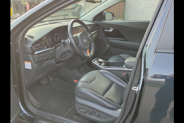 Kia e-Niro ExecutiveLine 64kWh SOH 100% Trekhaak Leder Warmtepomp Adap.Cruise Elek.Stoel+Memory JBL®-Audio Pdc Navi Ecc Camera Apple Carpla Stoelverwarming+Koeling Stuurverwarming Lmv Privacy Glas DAB Vess Lane Assist Blind Spot 1e Eigenaar Origineel Nederlandse Auto
