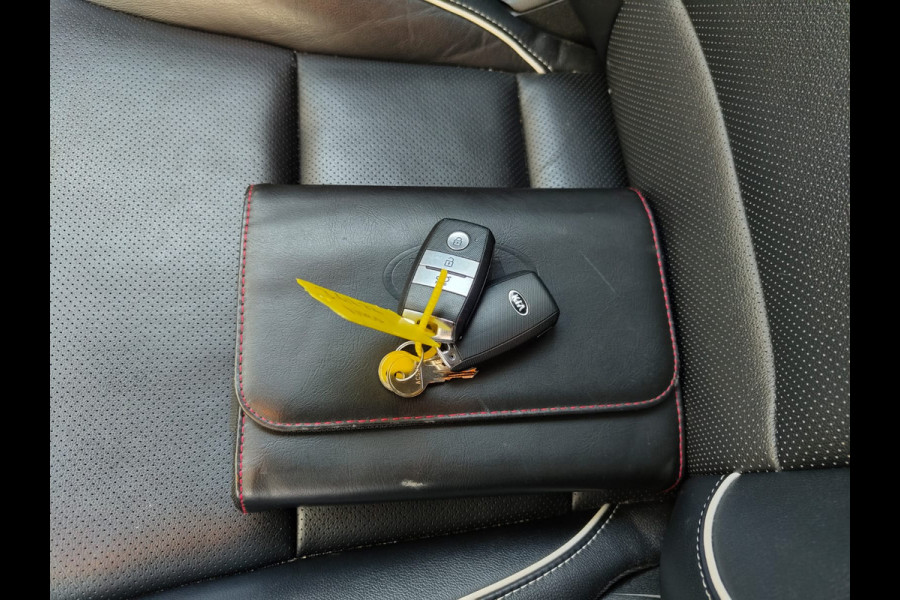 Kia e-Niro ExecutiveLine 64kWh SOH 100% Trekhaak Leder Warmtepomp Adap.Cruise Elek.Stoel+Memory JBL®-Audio Pdc Navi Ecc Camera Apple Carpla Stoelverwarming+Koeling Stuurverwarming Lmv Privacy Glas DAB Vess Lane Assist Blind Spot 1e Eigenaar Origineel Nederlandse Auto