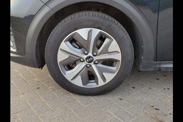 Kia e-Niro ExecutiveLine 64kWh SOH 100% Trekhaak Leder Warmtepomp Adap.Cruise Elek.Stoel+Memory JBL®-Audio Pdc Navi Ecc Camera Apple Carpla Stoelverwarming+Koeling Stuurverwarming Lmv Privacy Glas DAB Vess Lane Assist Blind Spot 1e Eigenaar Origineel Nederlandse Auto