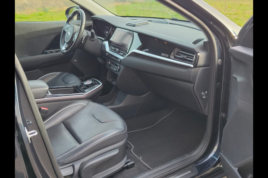 Kia e-Niro ExecutiveLine 64kWh SOH 100% Trekhaak Leder Warmtepomp Adap.Cruise Elek.Stoel+Memory JBL®-Audio Pdc Navi Ecc Camera Apple Carpla Stoelverwarming+Koeling Stuurverwarming Lmv Privacy Glas DAB Vess Lane Assist Blind Spot 1e Eigenaar Origineel Nederlandse Auto