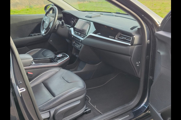 Kia e-Niro ExecutiveLine 64kWh SOH 100% Trekhaak Leder Warmtepomp Adap.Cruise Elek.Stoel+Memory JBL®-Audio Pdc Navi Ecc Camera Apple Carpla Stoelverwarming+Koeling Stuurverwarming Lmv Privacy Glas DAB Vess Lane Assist Blind Spot 1e Eigenaar Origineel Nederlandse Auto