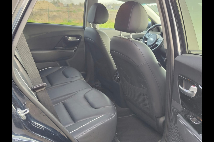 Kia e-Niro ExecutiveLine 64kWh SOH 100% Trekhaak Leder Warmtepomp Adap.Cruise Elek.Stoel+Memory JBL®-Audio Pdc Navi Ecc Camera Apple Carpla Stoelverwarming+Koeling Stuurverwarming Lmv Privacy Glas DAB Vess Lane Assist Blind Spot 1e Eigenaar Origineel Nederlandse Auto