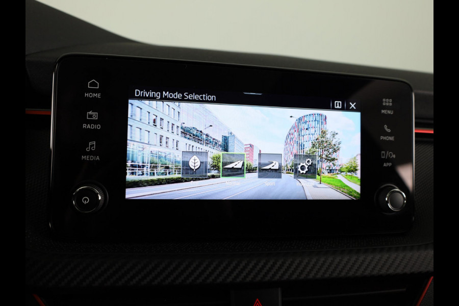 Škoda Kamiq 1.0 TSI Monte Carlo 115 pk | Verlengde garantie | Navigatie via App | Panoramadak | Parkeersensoren | Achteruitrijcamera | Stoelverwarming |