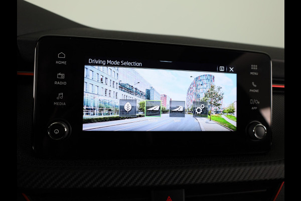 Škoda Kamiq 1.0 TSI Monte Carlo 115 pk | Verlengde garantie | Navigatie via App | Panoramadak | Parkeersensoren | Achteruitrijcamera | Stoelverwarming |