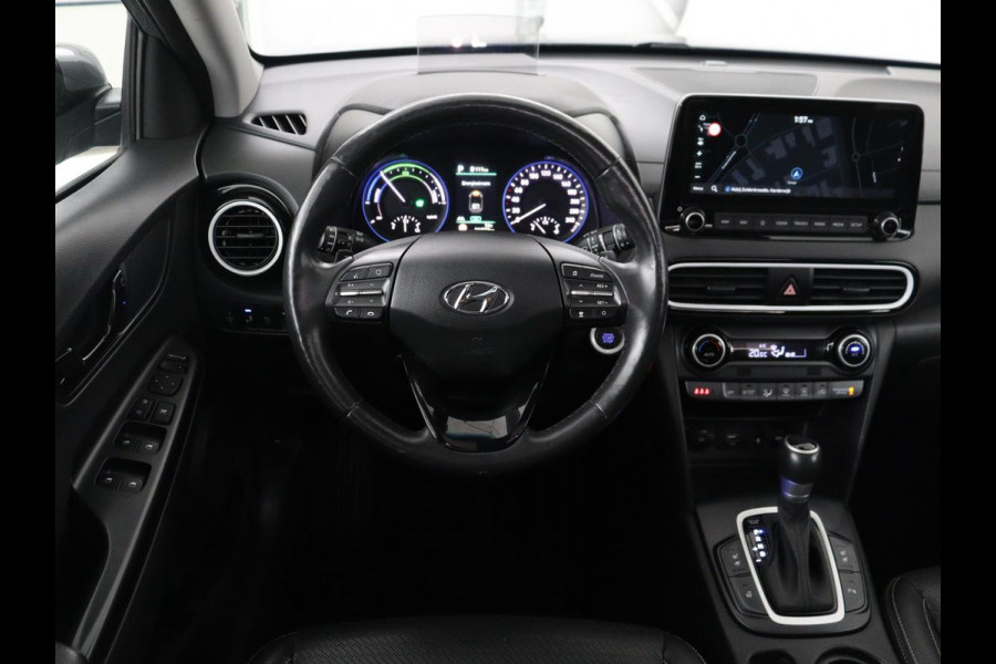 Hyundai Kona 1.6 GDI HEV Premium Sky | Schuifdak | Leder | Stoelventilatie | Adaptive cruise | Trekhaak | Head-Up | Carplay | Camera | Achterbankverwarming | Navigatie | Keyless | Climate control