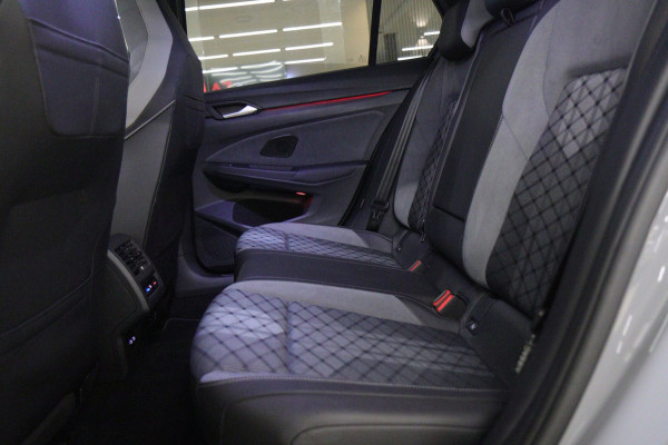 Volkswagen Golf 1.5 eTSI R-Line Pano/HUD/H&K/CAM/BLINDESPOT/BOMVOL