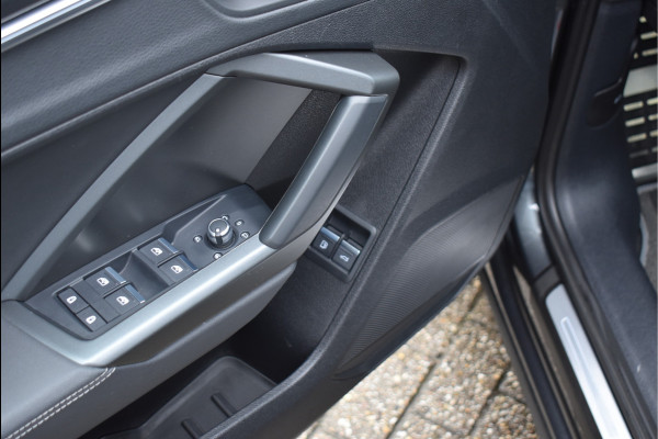Audi Q3 Sportback 45 TFSI e S-Line 245 Pk Navi Sfeerverlichting Full Led Keyless Trekhaak 20 Inch Unieke staat