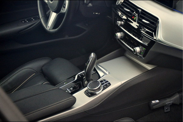 BMW 5 Serie Touring 518d High Executive M-Sport Edition | 20 inch | Panoramadak | Comfortstoelen