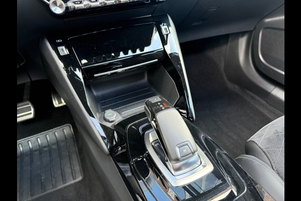 Peugeot 2008 1.2 Turbo GT-Line 155pk - Automaat - Panodak - Navi - Winterpakket - Climate