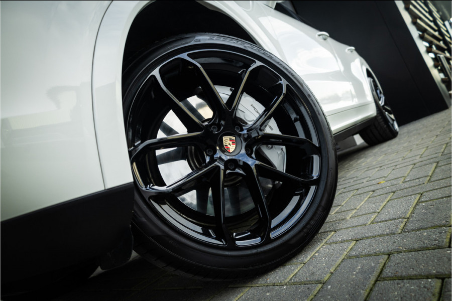 Porsche Cayenne 4.0 Turbo - Origineel NL | Sport Chrhono + | Luchtvering | Elek. Trekhaak