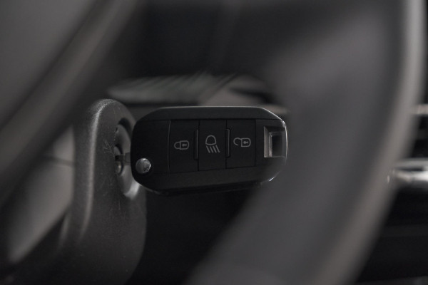 Peugeot 208 PureTech 100 Allure | Gris Selenium | Apple Carplay | Parkeersensoren | Climate Control