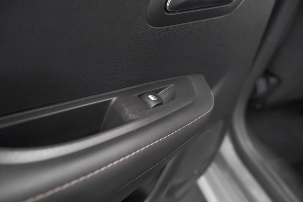 Peugeot 208 PureTech 100 Allure | Gris Selenium | Apple Carplay | Parkeersensoren | Climate Control