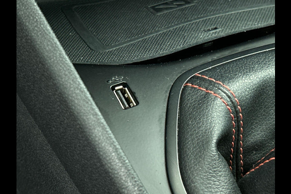 Ford Fiesta 1.0 EcoBoost Hybrid ST-Line Navigatie Apple Carplay/Android Auto Parkeersensoren achter Cruise Control Climate Control Lichtmetalen velgen