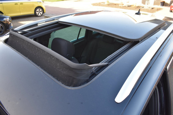 Volkswagen Tiguan 1.5 TSI ACT Highline R-Line | TREKHAAK | PANORAMADAK | DYNAUDIO | VIRTUAL | NAP