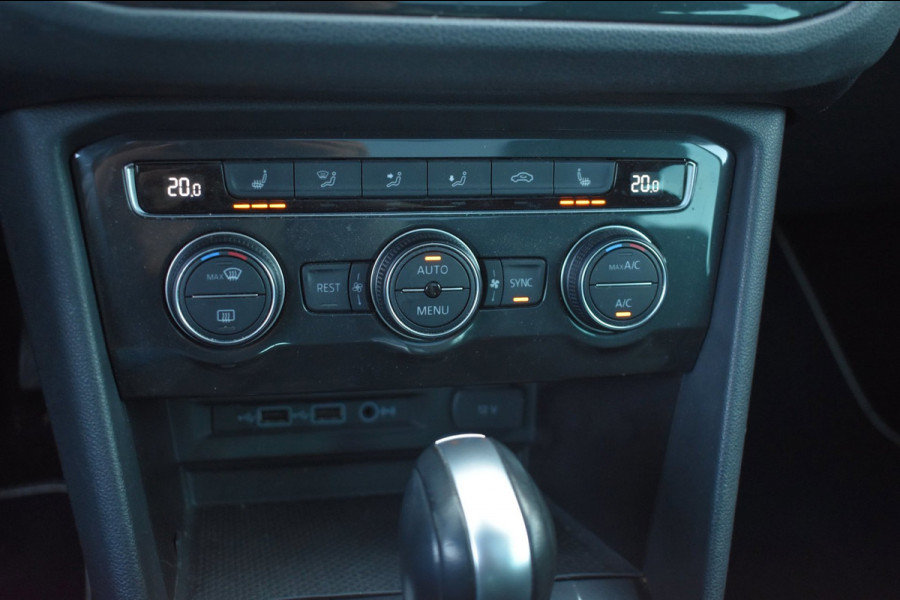 Volkswagen Tiguan 1.5 TSI ACT Highline R-Line | TREKHAAK | PANORAMADAK | DYNAUDIO | VIRTUAL | NAP