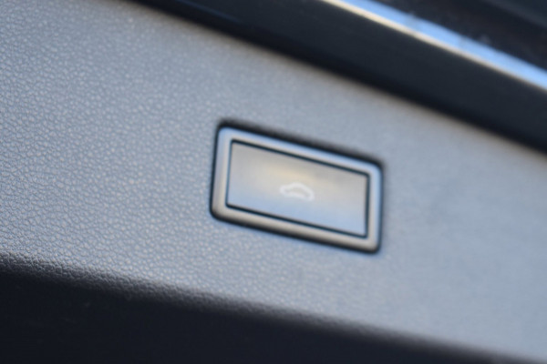 Volkswagen Tiguan 1.5 TSI ACT Highline R-Line | TREKHAAK | PANORAMADAK | DYNAUDIO | VIRTUAL | NAP