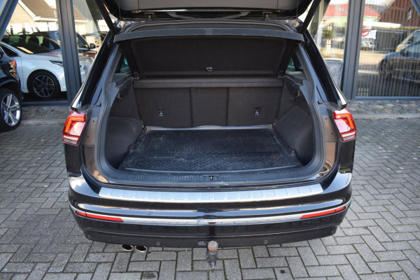 Volkswagen Tiguan 1.5 TSI ACT Highline R-Line | TREKHAAK | PANORAMADAK | DYNAUDIO | VIRTUAL | NAP