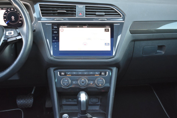 Volkswagen Tiguan 1.5 TSI ACT Highline R-Line | TREKHAAK | PANORAMADAK | DYNAUDIO | VIRTUAL | NAP