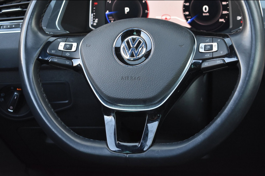 Volkswagen Tiguan 1.5 TSI ACT Highline R-Line | TREKHAAK | PANORAMADAK | DYNAUDIO | VIRTUAL | NAP
