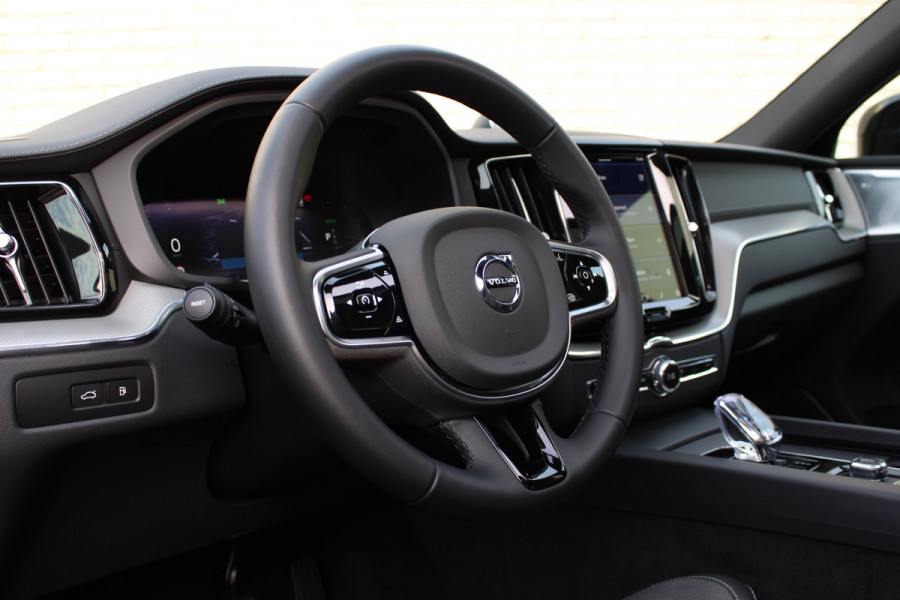 Volvo XC60 2.0 T8 Plug-in hybrid AWD Ultra Black Edition | Luchtvering | B&W | Head-Up | Trekhaak