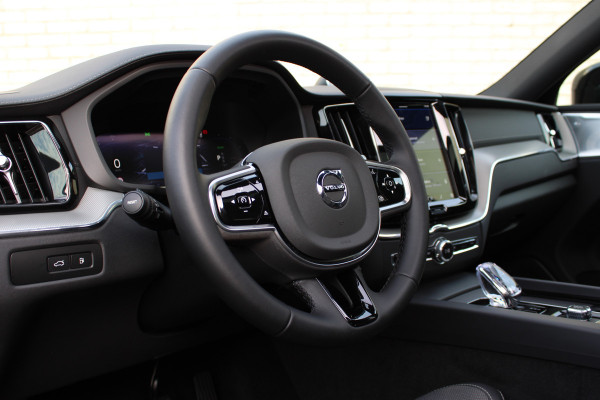 Volvo XC60 2.0 T8 Plug-in hybrid AWD Ultra Black Edition | Luchtvering | B&W | Head-Up | Trekhaak