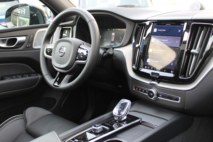 Volvo XC60 2.0 T8 Plug-in hybrid AWD Ultra Black Edition | Luchtvering | B&W | Head-Up | Trekhaak