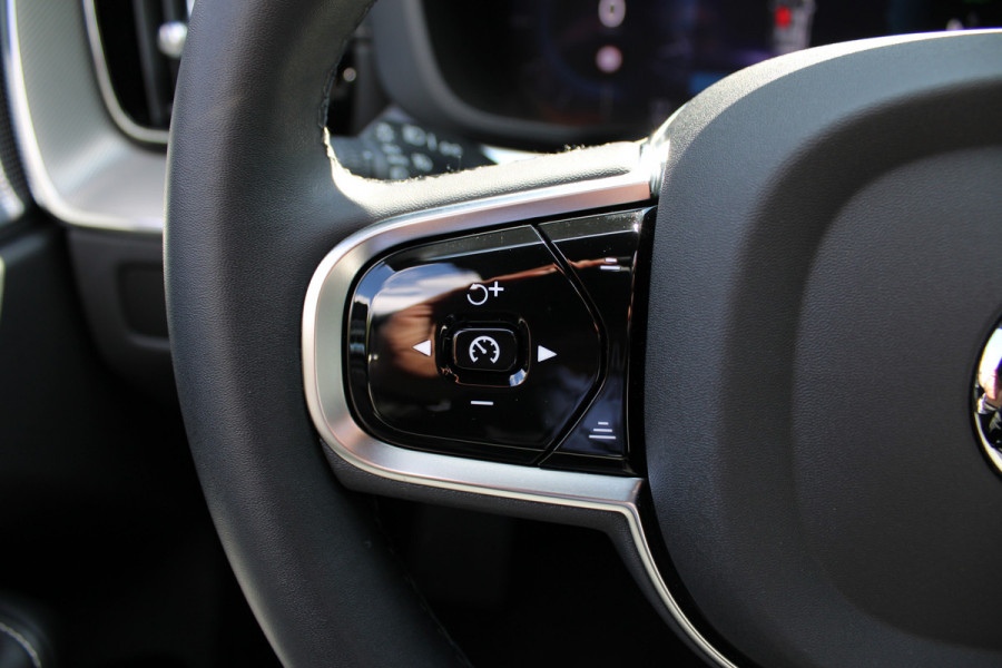 Volvo XC60 2.0 T8 Plug-in hybrid AWD Ultra Black Edition | Luchtvering | B&W | Head-Up | Trekhaak