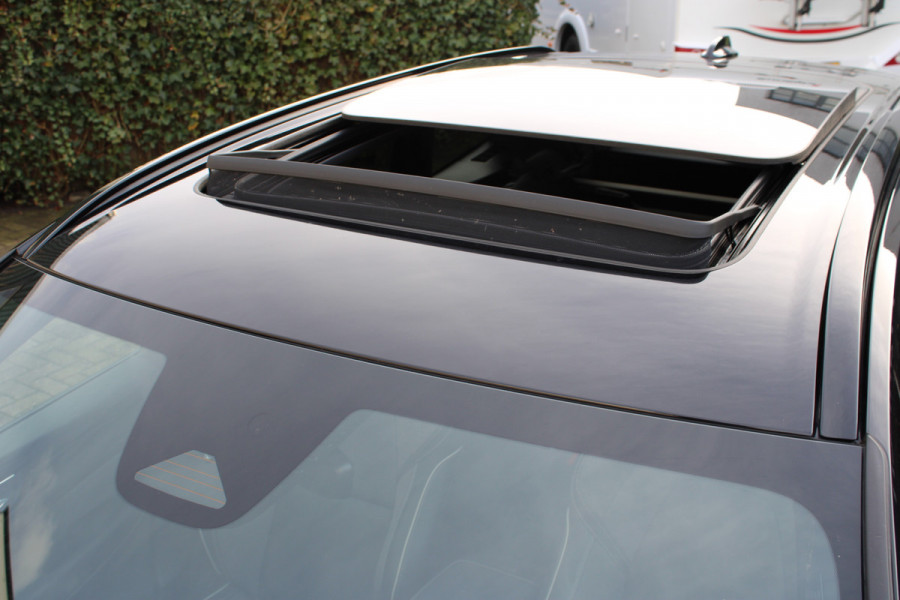 Volvo XC60 2.0 T8 Plug-in hybrid AWD Ultra Black Edition | Luchtvering | B&W | Head-Up | Trekhaak