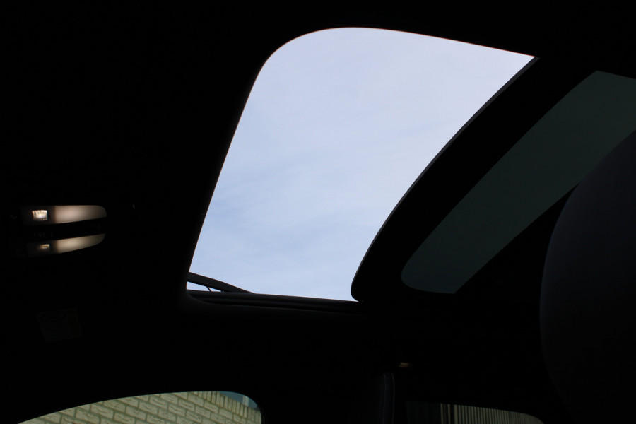 Volvo XC60 2.0 T8 Plug-in hybrid AWD Ultra Black Edition | Luchtvering | B&W | Head-Up | Trekhaak