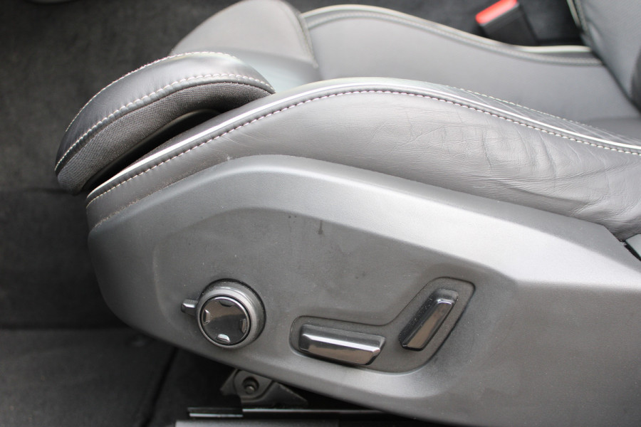 Volvo XC60 2.0 T8 Plug-in hybrid AWD Ultra Black Edition | Luchtvering | B&W | Head-Up | Trekhaak