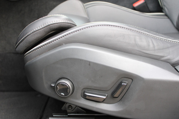 Volvo XC60 2.0 T8 Plug-in hybrid AWD Ultra Black Edition | Luchtvering | B&W | Head-Up | Trekhaak