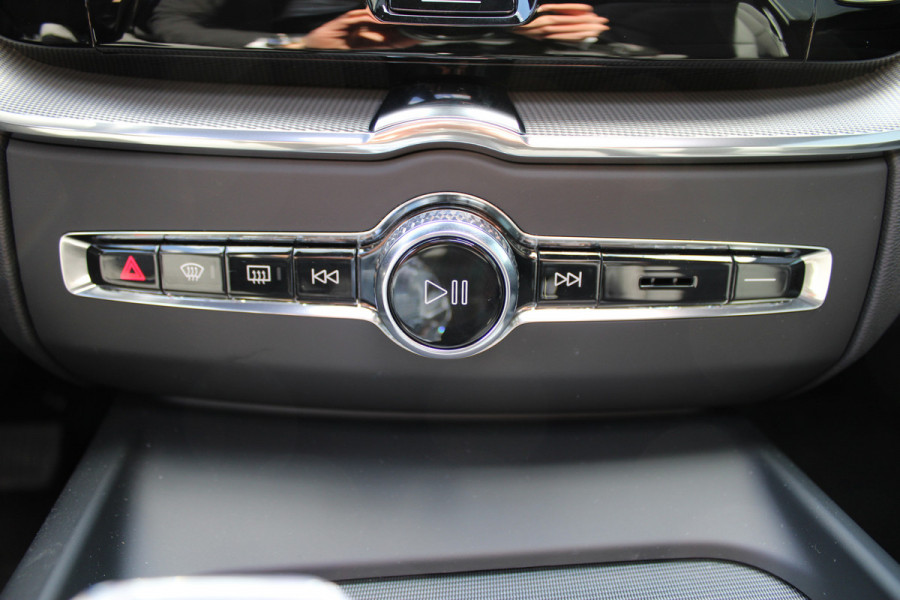 Volvo XC60 2.0 T8 Plug-in hybrid AWD Ultra Black Edition | Luchtvering | B&W | Head-Up | Trekhaak