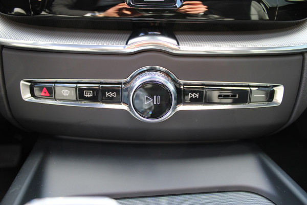 Volvo XC60 2.0 T8 Plug-in hybrid AWD Ultra Black Edition | Luchtvering | B&W | Head-Up | Trekhaak