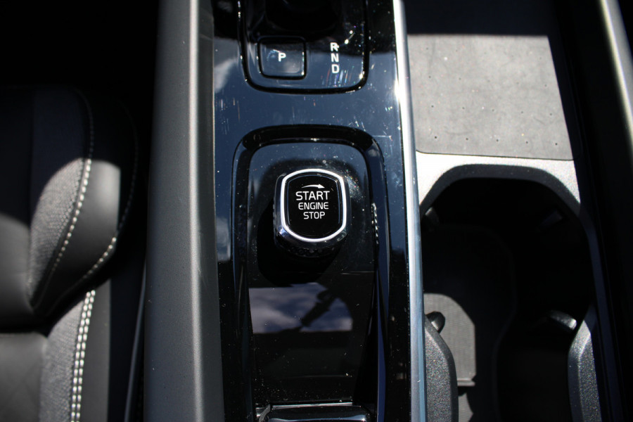 Volvo XC60 2.0 T8 Plug-in hybrid AWD Ultra Black Edition | Luchtvering | B&W | Head-Up | Trekhaak