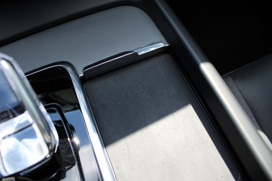 Volvo XC60 2.0 T8 Plug-in hybrid AWD Ultra Black Edition | Luchtvering | B&W | Head-Up | Trekhaak