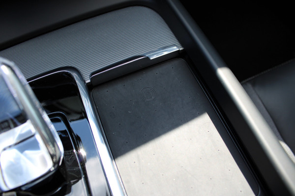 Volvo XC60 2.0 T8 Plug-in hybrid AWD Ultra Black Edition | Luchtvering | B&W | Head-Up | Trekhaak