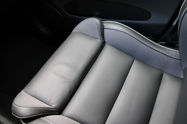 Volvo XC60 2.0 T8 Plug-in hybrid AWD Ultra Black Edition | Luchtvering | B&W | Head-Up | Trekhaak