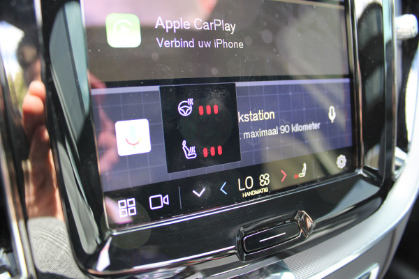 Volvo XC60 2.0 T8 Plug-in hybrid AWD Ultra Black Edition | Luchtvering | B&W | Head-Up | Trekhaak