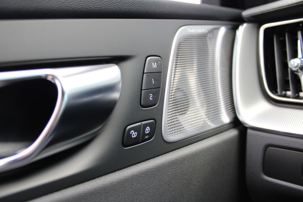 Volvo XC60 2.0 T8 Plug-in hybrid AWD Ultra Black Edition | Luchtvering | B&W | Head-Up | Trekhaak