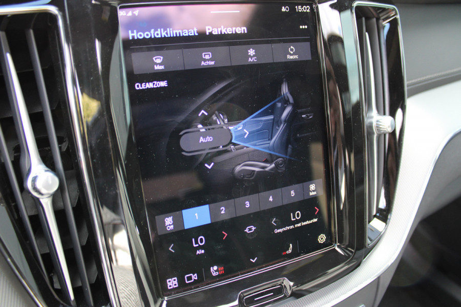 Volvo XC60 2.0 T8 Plug-in hybrid AWD Ultra Black Edition | Luchtvering | B&W | Head-Up | Trekhaak