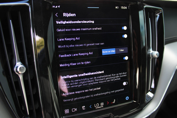 Volvo XC60 2.0 T8 Plug-in hybrid AWD Ultra Black Edition | Luchtvering | B&W | Head-Up | Trekhaak