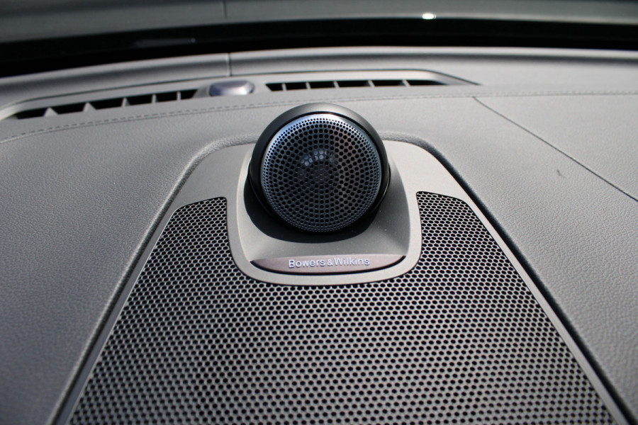 Volvo XC60 2.0 T8 Plug-in hybrid AWD Ultra Black Edition | Luchtvering | B&W | Head-Up | Trekhaak