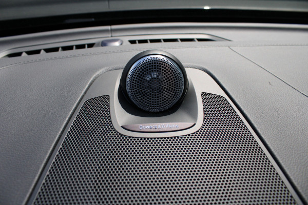 Volvo XC60 2.0 T8 Plug-in hybrid AWD Ultra Black Edition | Luchtvering | B&W | Head-Up | Trekhaak