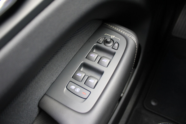 Volvo XC60 2.0 T8 Plug-in hybrid AWD Ultra Black Edition | Luchtvering | B&W | Head-Up | Trekhaak